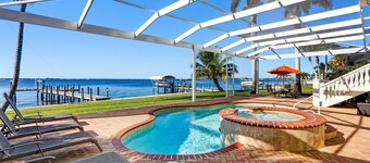 Piscina / spa sul lungofiume con esposizione a sud = sole tutto il giorno! Posto barca.