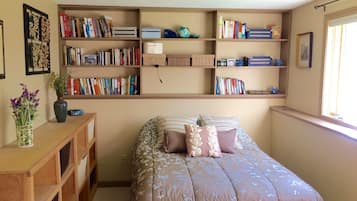 3 bedrooms, iron/ironing board, travel crib, free WiFi