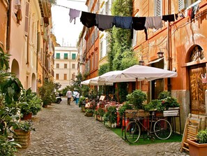 Outdoor dining - Rome Historic Center – Cozy Trastevere Flat with A/C,  Fast Wi-Fi & Netflix (Roma)