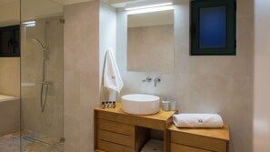 Bathtub, hair dryer, towels, soap - Villa Mathea  - Spacious Villa With Privacy And Private Large Swimming Pool (Chania)