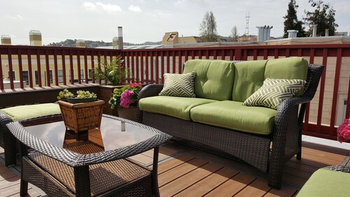 Modern Downtown Victorian/High Walk & Transit Score - Restaurants/Store/