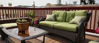 Modern Downtown Victorian/High Walk & Transit Score - Restaurants/Store/