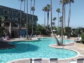 Alberca al aire libre y alberca climatizada