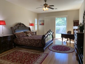 4 bedrooms, desk, iron/ironing board, travel cot