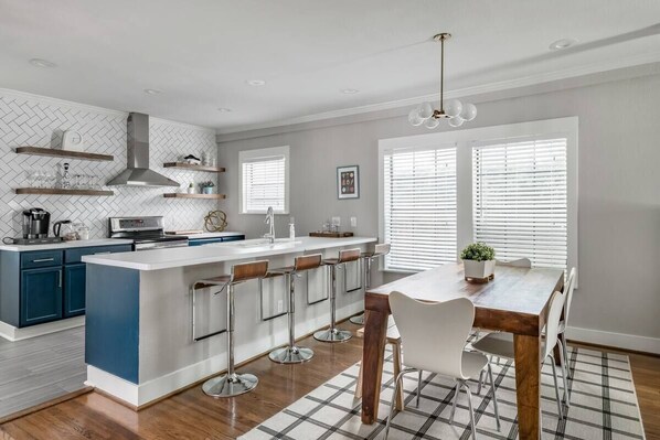 Fridge, microwave, oven, stovetop - Vibrant Montrose Escape w/ Fast Fiber, Stocked Kitchen, Relaxed Back Porch (Houston)