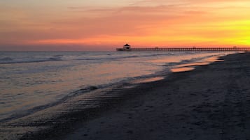 Beach nearby, sun-loungers, beach towels