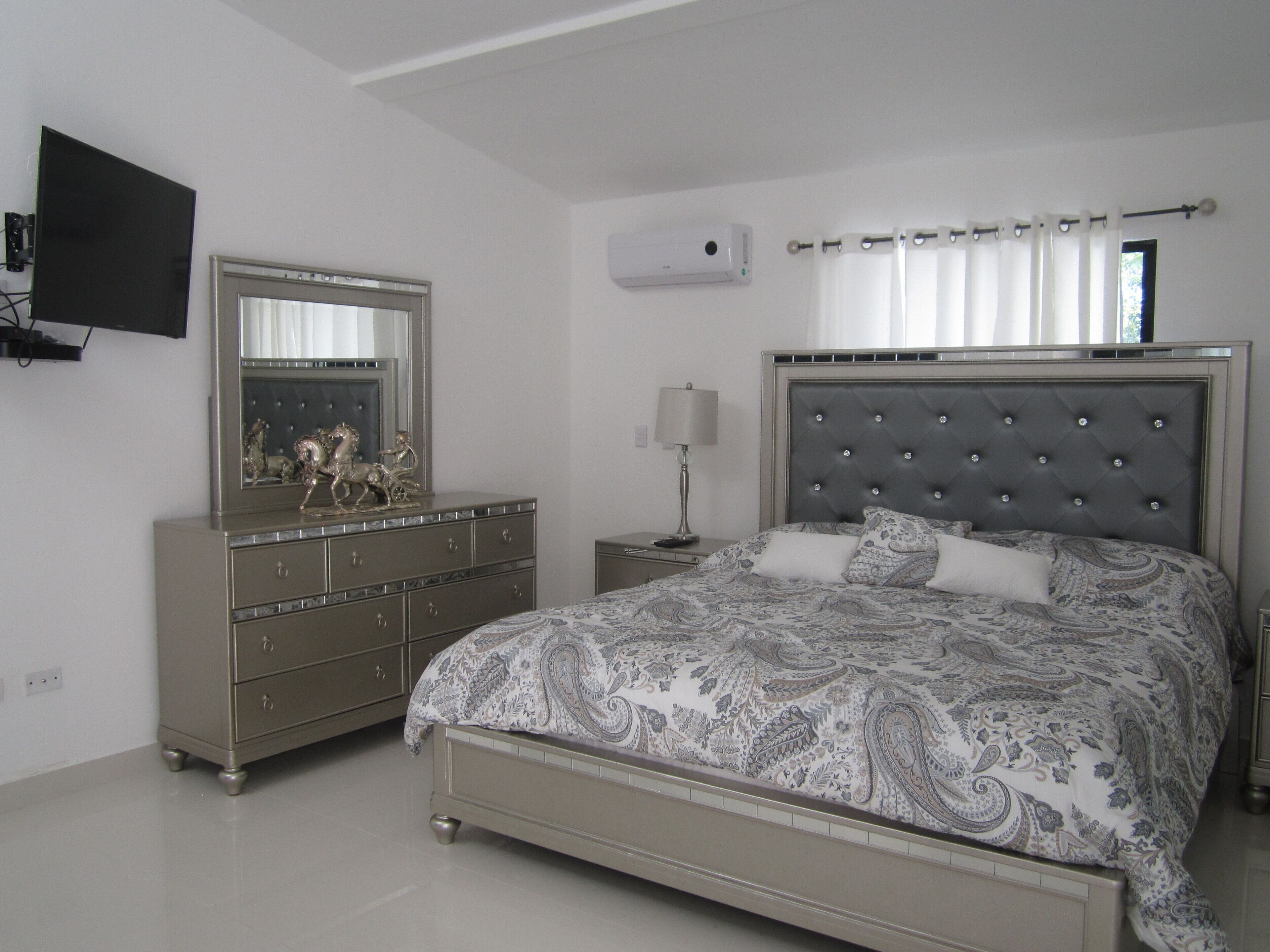 4 slaapkamers, een strijkplank/strijkijzer, gratis wifi, beddengoed