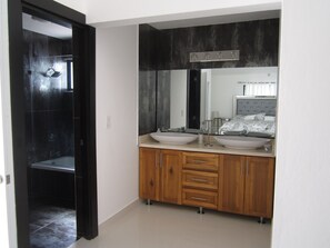 Combined shower/tub, towels