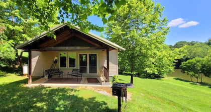Cozy Cabin,heated floors on New River
... Pets Welcome