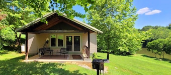 Une cabine romantique au bord de la riviĂšre. Nous acceptons les animaux.