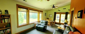 Smart TV, DVD player, books, music library - Riverside Cabin on the New River;
Pets Welcome (Draper)