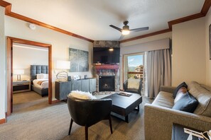 Een televisie, een open haard, videogames en een dvd-speler