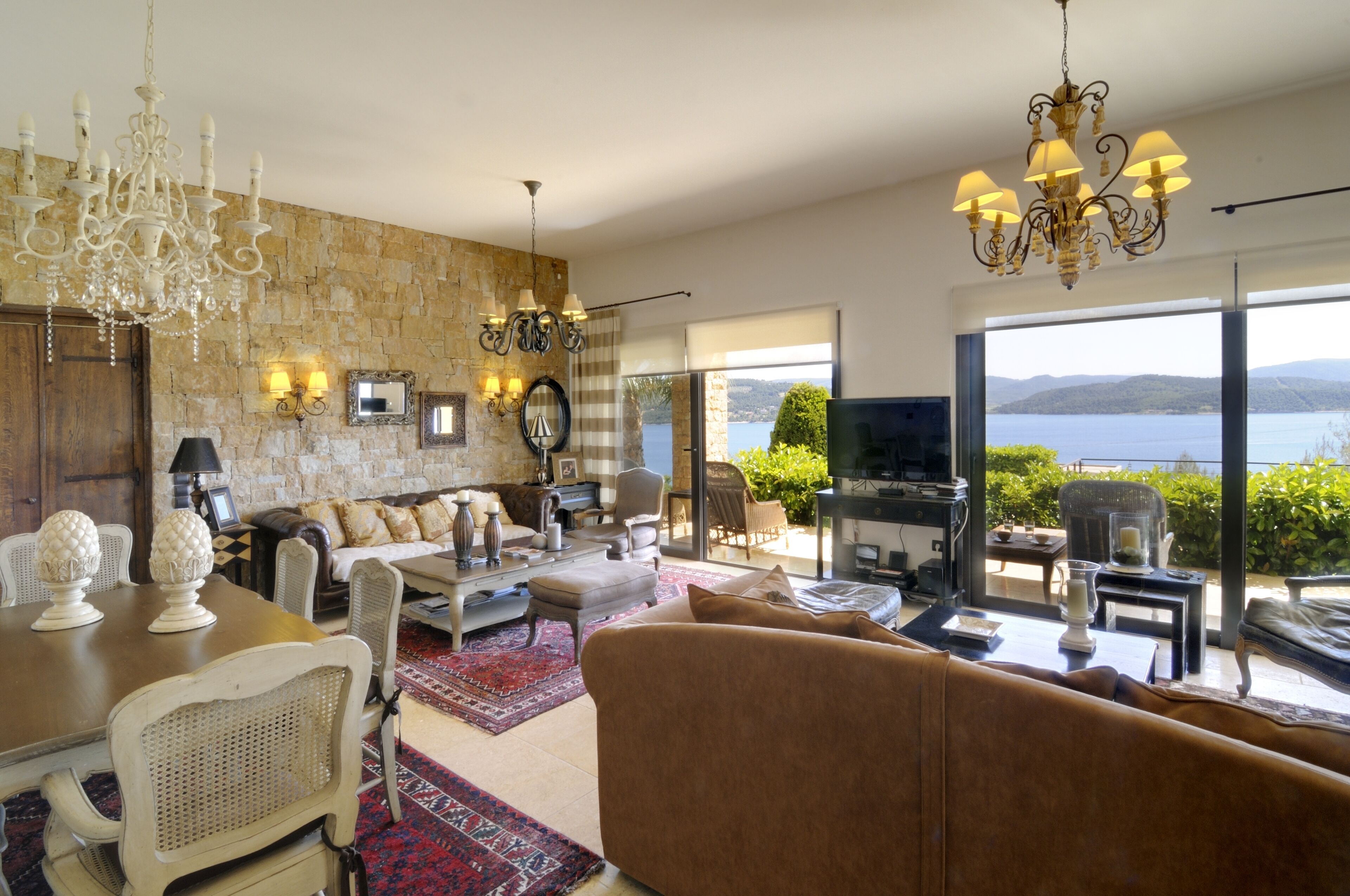 Televisión, chimenea, reproductor de DVD y estéreo 