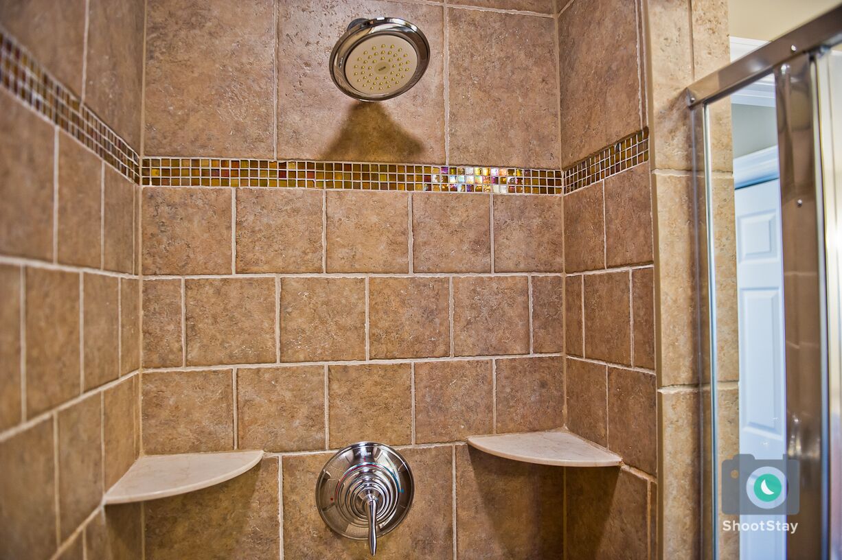 Combined shower/bathtub, jetted bath, hair dryer, towels