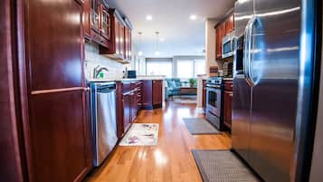 冷蔵庫、電子レンジ、オーブン、コンロ