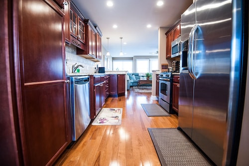 New 4BR Beach Block Home-Location, Location, Location!