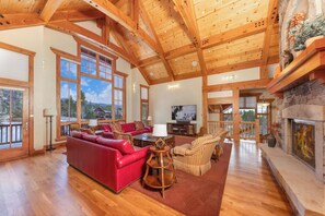 Televisión y chimenea