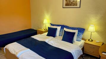 1 Schlafzimmer, Zimmersafe, Schreibtisch, Bügeleisen/Bügelbrett