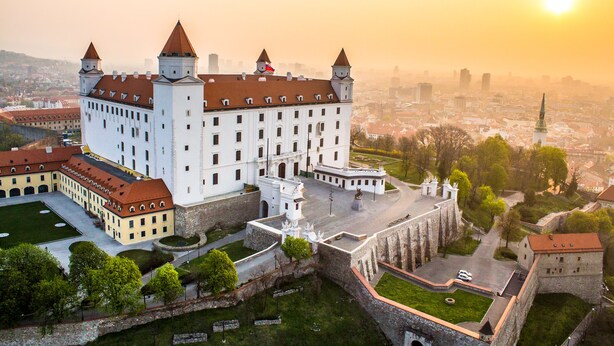 Eine historische Burg mit mehreren Türmen und einem Innenhof.