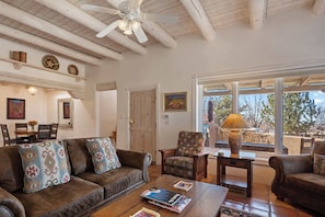 TV, peis og kontorer