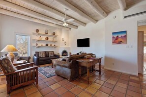 TV, peis og kontorer