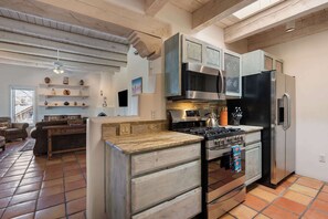 冷蔵庫、電子レンジ、オーブン、コンロ