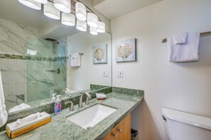 Combined shower/bathtub, hair dryer, towels - Mana Kai Maui Condo - Right on the Beach! (Kihei)
