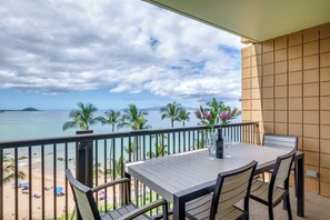 Outdoor dining - Mana Kai Maui Condo - Right on the Beach! (Kihei)
