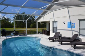 Alberca climatizada y camastros 