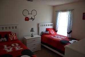 4 habitaciones, tabla de planchar con plancha y cuna de viaje 