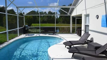 Piscine chauffée, chaises longues