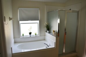 Ensemble douche/baignoire, sèche-cheveux, serviettes fournies