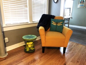 Smart TV, chimenea y libros 