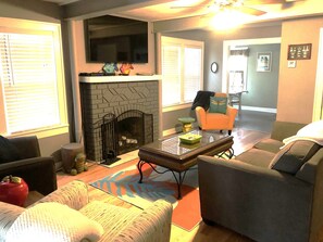 Smart TV, chimenea y libros 