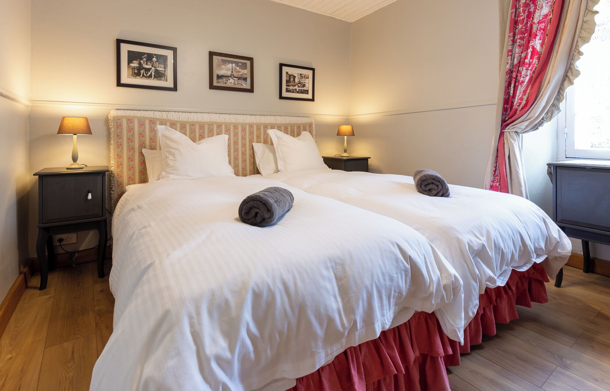 4 Schlafzimmer, Schreibtisch, Bügeleisen/Bügelbrett, Reisekinderbett