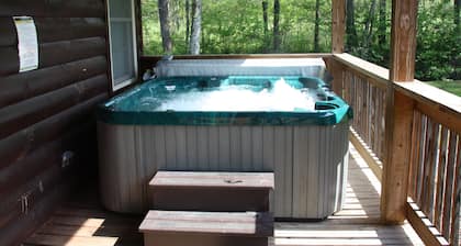 Creekside with a relaxing hot tub/fire pit/ grill; close to Casino/GSNP