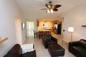 Smart TV - Villa Bonita - Sleeps 8. Pool w. view over the canal. Gulf access. (Cape Coral)