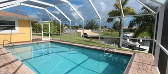 Villa Bonita - Sleeps 8. Pool w. view over the canal. Gulf access.