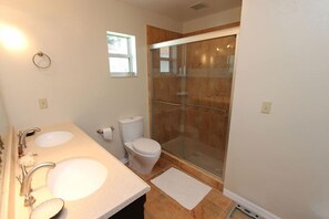 Combined shower/tub, hair dryer, towels