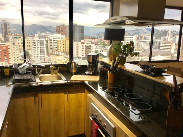 Réfrigérateur, micro-ondes, four, plaque de cuisson