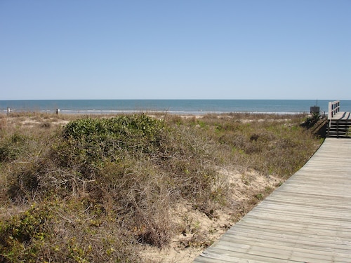 Gorgeous Fairway Oaks Villa, 100 yards from the beach