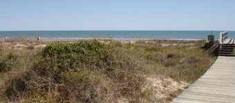 Gorgeous Fairway Oaks Villa, 100 yards from the beach