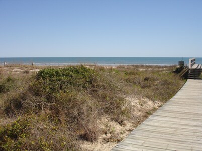 Gorgeous Fairway Oaks Villa, 100 yards from the beach