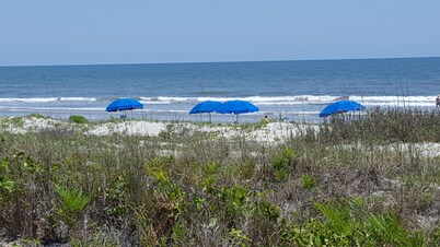 Gorgeous Fairway Oaks Villa, 100 yards from the beach