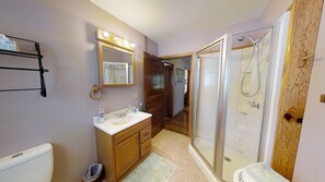 Dusche, Haartrockner, Handtücher, Seife