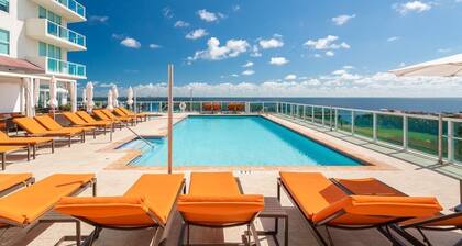 CityView Balcony Pool& Hottub. Wi-Fi. Full Kitchen
