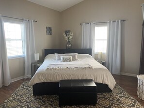 2 habitaciones, escritorio y tabla de planchar con plancha 