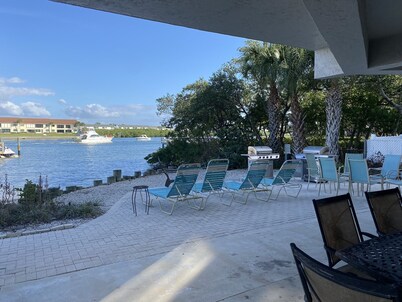 Condominio frente al mar enorme con piscina