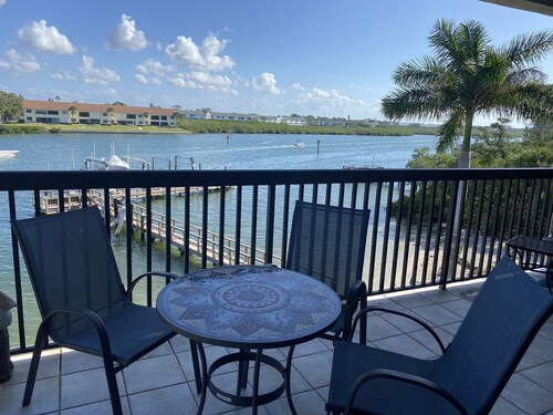 Huge Waterfront Condo With Heated Pool. 