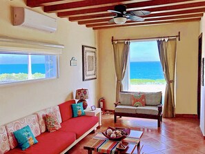 Téléviseur connecté, lecteur de DVD, livres, sélection de musique